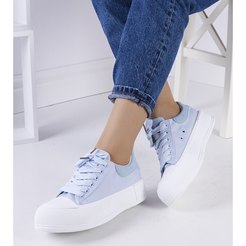 Baskets bleues sur la plateforme Kilkenny 1 Baskets bleues sur la plateforme Kilkenny 1