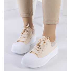 Baskets beiges sur la plateforme Kilkenny 1