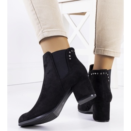 Bottines noires sur le poste de Runswick le noir 2