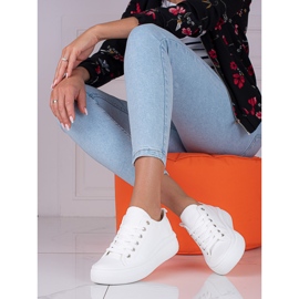 Baskets blanches à lacets pour femmes sur la plateforme Shelovet 1