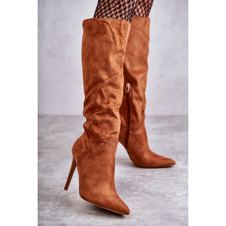 Bottes en daim classiques sur un talon aiguille Ameya camel brun 2