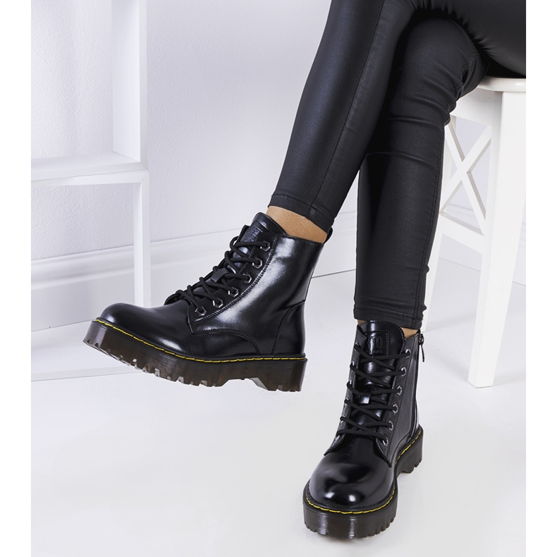 Bottes noires avec un fil décoratif Yuliya 1