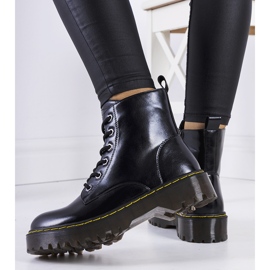 Bottes noires avec un fil décoratif Yuliya le noir 2