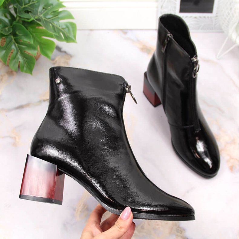 Bottes isolées pour femmes laquées avec un talon décoratif Potocki WOL98 le noir 1