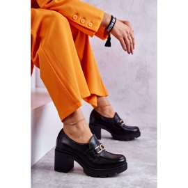 Chaussures en cuir sur un pilier avec un ornement doré noir Mikeyla le noir 6
