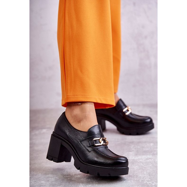 Chaussures en cuir sur un pilier avec un ornement doré noir Mikeyla le noir 1