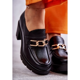 Chaussures en cuir sur un pilier avec un ornement doré noir Mikeyla le noir 2