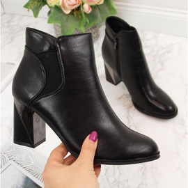 Jezzi Bottes isolées noires sur un poteau décoratif 1