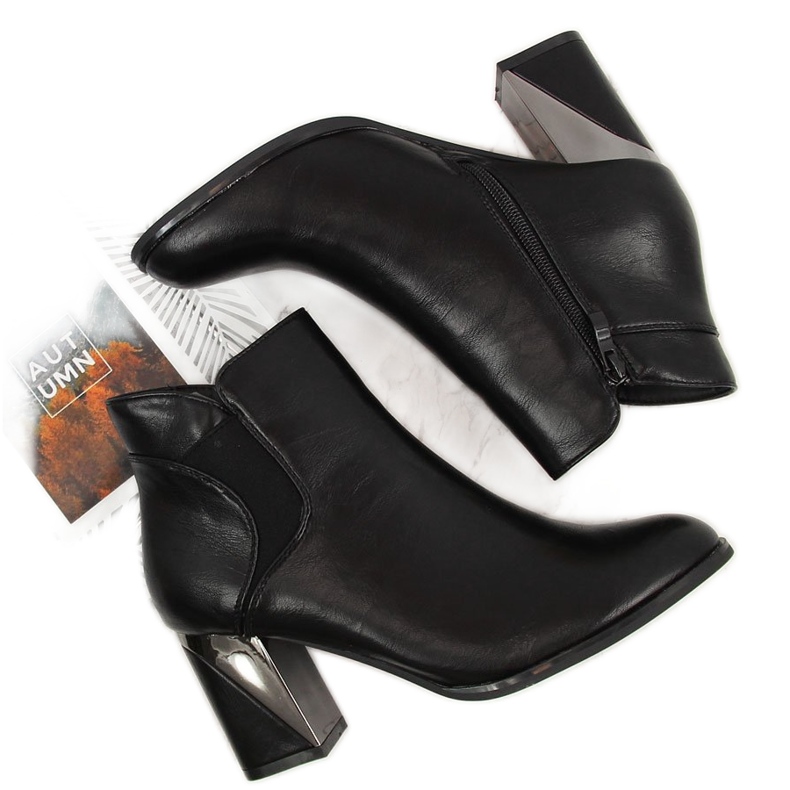 Jezzi Bottes isolées noires sur un poteau décoratif le noir 2 Jezzi Bottes isolées noires sur un poteau décoratif le noir 2