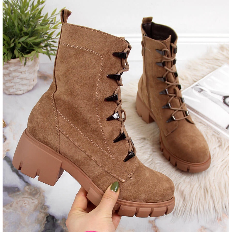 Bottes pour femmes isolées sur un bloc Jezzi camel brun 2