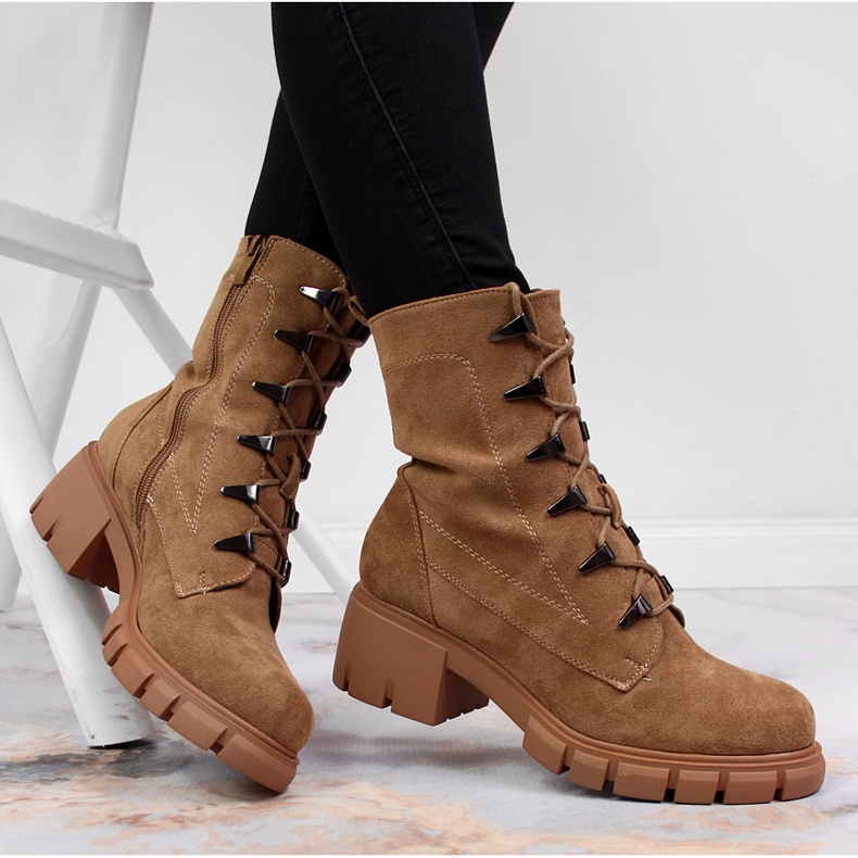 Bottes pour femmes isolées sur un bloc Jezzi camel brun 1