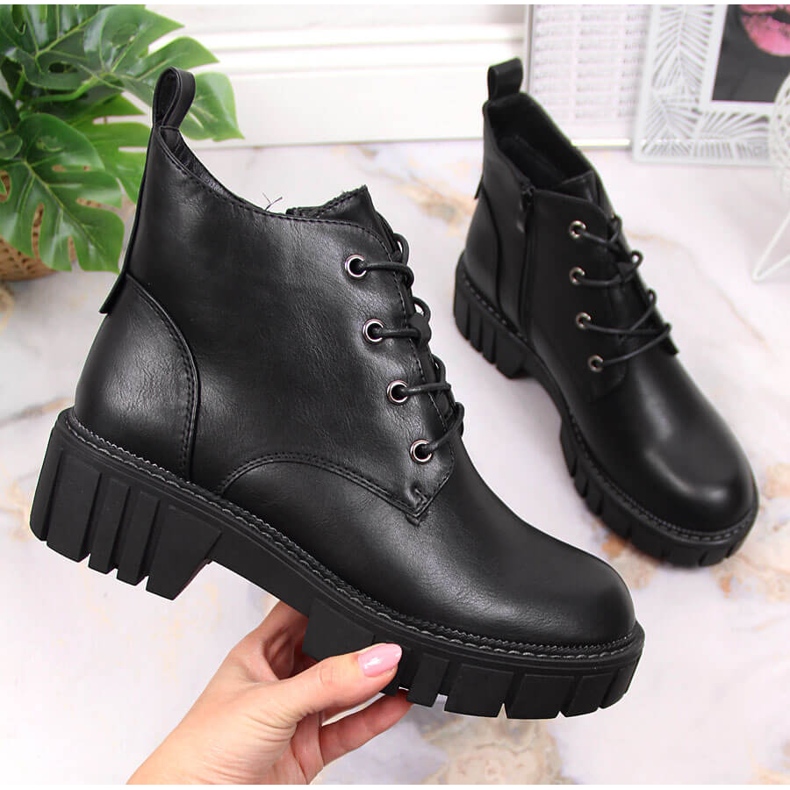 Ouvrières isolées sur une plateforme noire Sergio Leone le noir 1