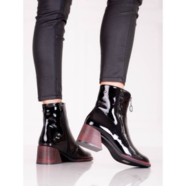 Bottes pour femmes vernies avec un talon Vinceza élégant noir 1