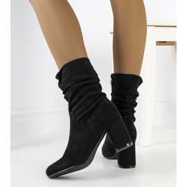 Bottes noires sur le poteau Howard 1