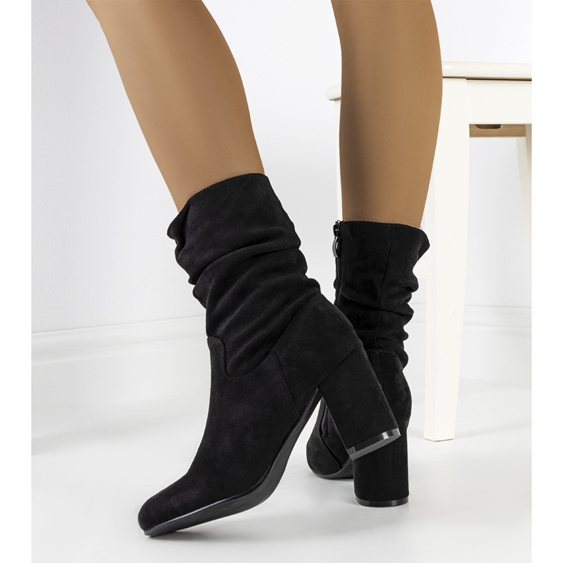 Bottes noires sur le poteau Howard le noir 1