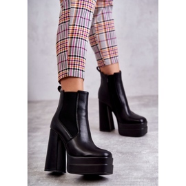 Bottes en cuir écologique pour femmes sur un talon massif Black Jones le noir 1