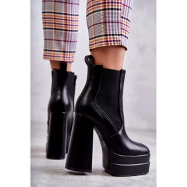 Bottes en cuir écologique pour femmes sur un talon massif Black Jones le noir 2