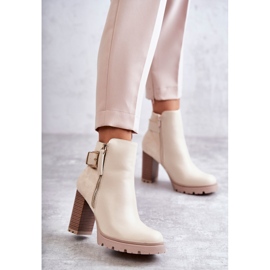 FE1 Bottes en éco-cuir à talons hauts avec une fermeture éclair décorative Beige Rosita 1 FE1 Bottes en éco-cuir à talons hauts avec une fermeture éclair décorative Beige Rosita 1