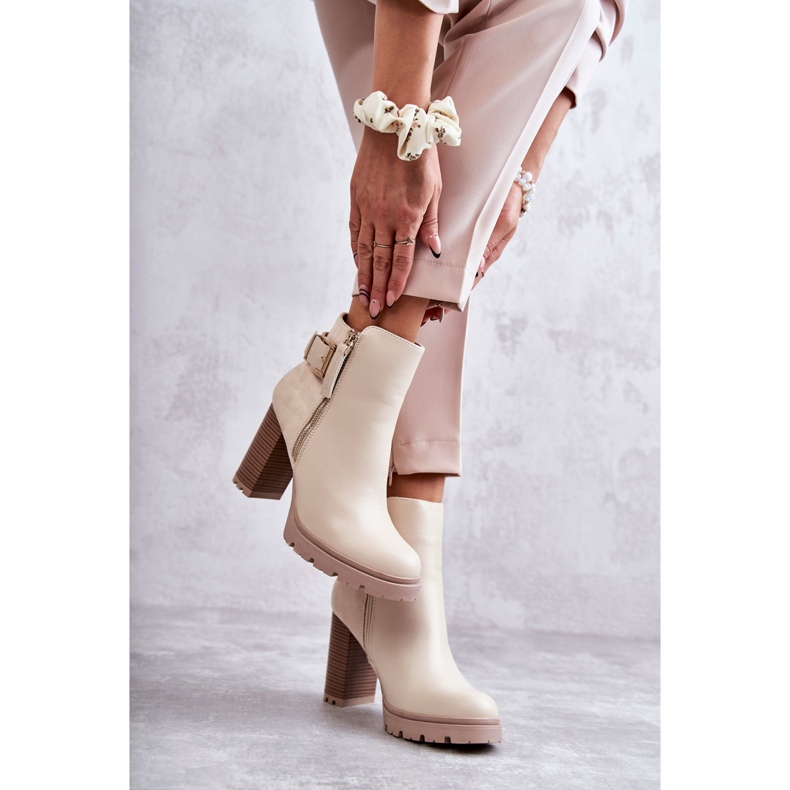 FE1 Bottes en éco-cuir à talons hauts avec une fermeture éclair décorative Beige Rosita 2