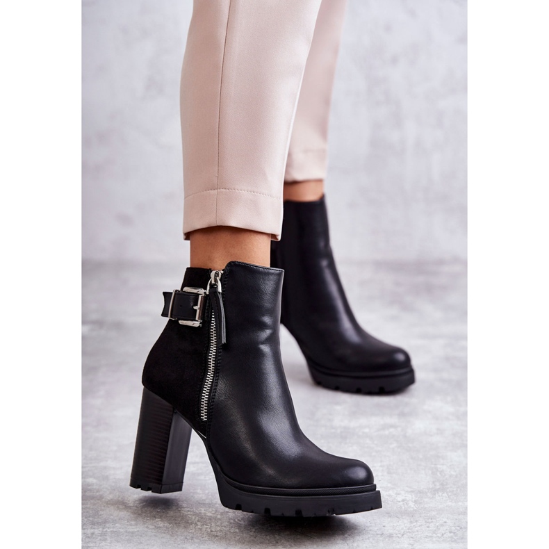FE1 Bottes en éco-cuir à talon haut avec fermeture éclair décorative Rosita noire 1
