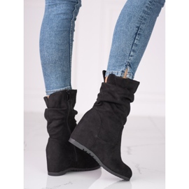 Bottes pour femmes sur le talon compensé Shelovet avec une tige à volants noir 1
