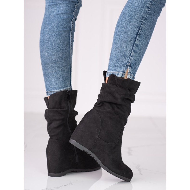 Bottes pour femmes sur le talon compensé Shelovet avec une tige à volants noir 1