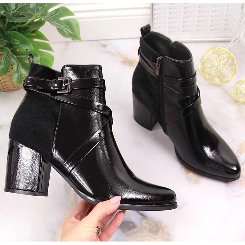 Bottes isolées Laura La.Fi noires avec fourrure sur un poteau 1