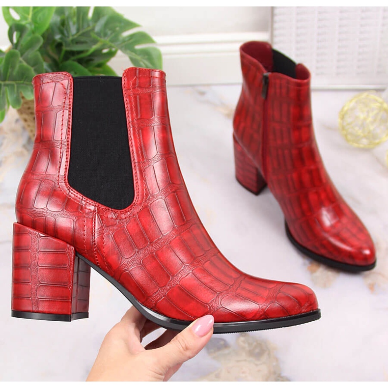 Bottes femme sur le poteau isolé crocodile rouge Laura La.Fi noir 1
