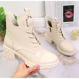 Bottines en cuir pour femmes sur le poteau, isolées beige Artiker 1