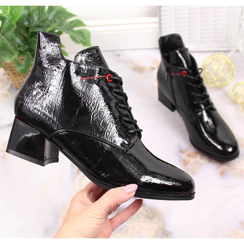 Bottes pour femmes laquées noires Jezzi JEZ371 isolées noires le noir 1