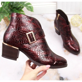 Bottes laquées pour femme isolées crocodile bordeaux Vinceza 1 Bottes laquées pour femme isolées crocodile bordeaux Vinceza 1