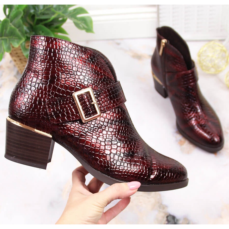 Bottes laquées pour femme isolées crocodile bordeaux Vinceza 1 Bottes laquées pour femme isolées crocodile bordeaux Vinceza 1