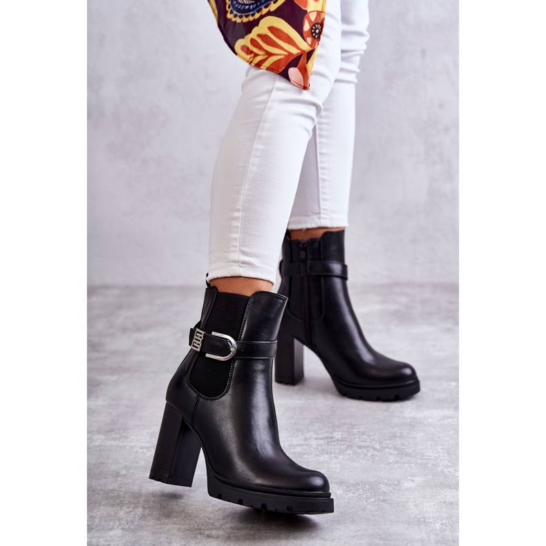 FE1 Bottes en cuir noir Maresol sur un poteau avec une ceinture décorative 1