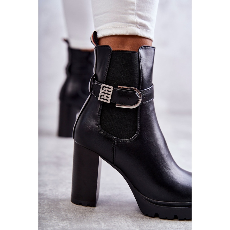 FE1 Bottes en cuir noir Maresol sur un poteau avec une ceinture décorative 2