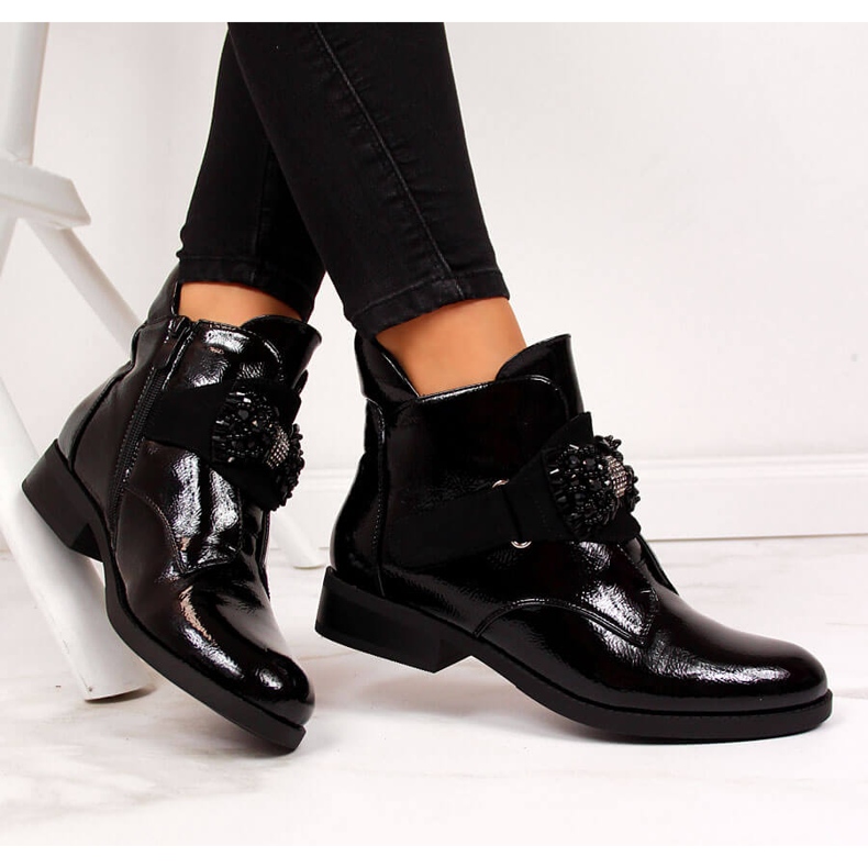 S.Barski Bottes laquées isolées pour femme avec un nœud noir par S. Barski 1