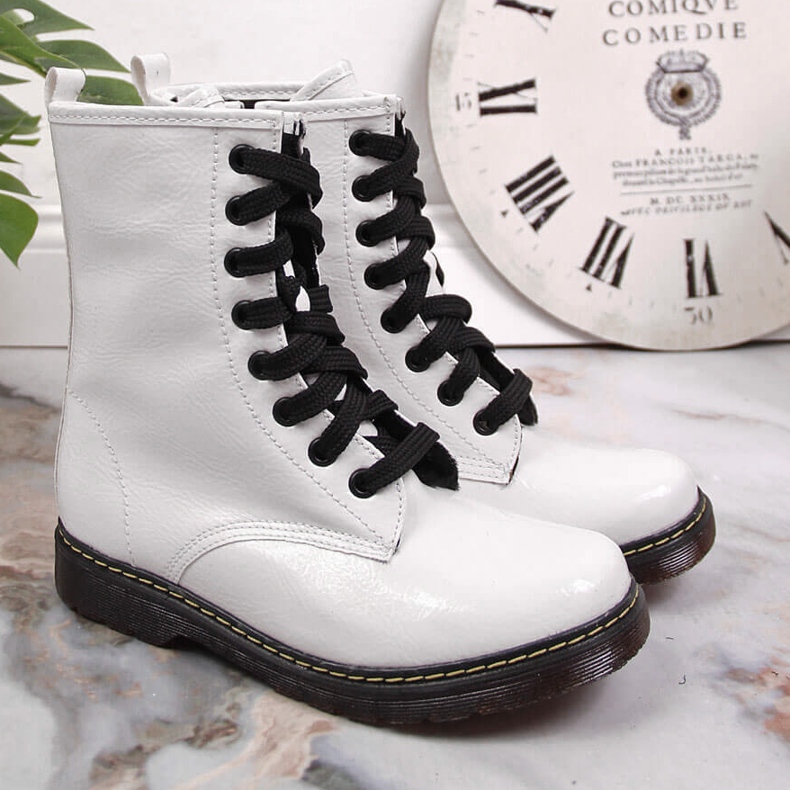 Bottines fille vernies isolées blanc Kornecki 6017 1