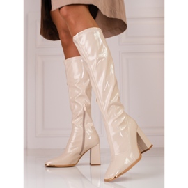 Bottes pour femmes sur le poteau Shelovet en cuir écologique verni beige 1