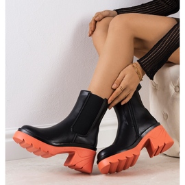 Bottes noires sur la plate-forme rose de Torrela 1