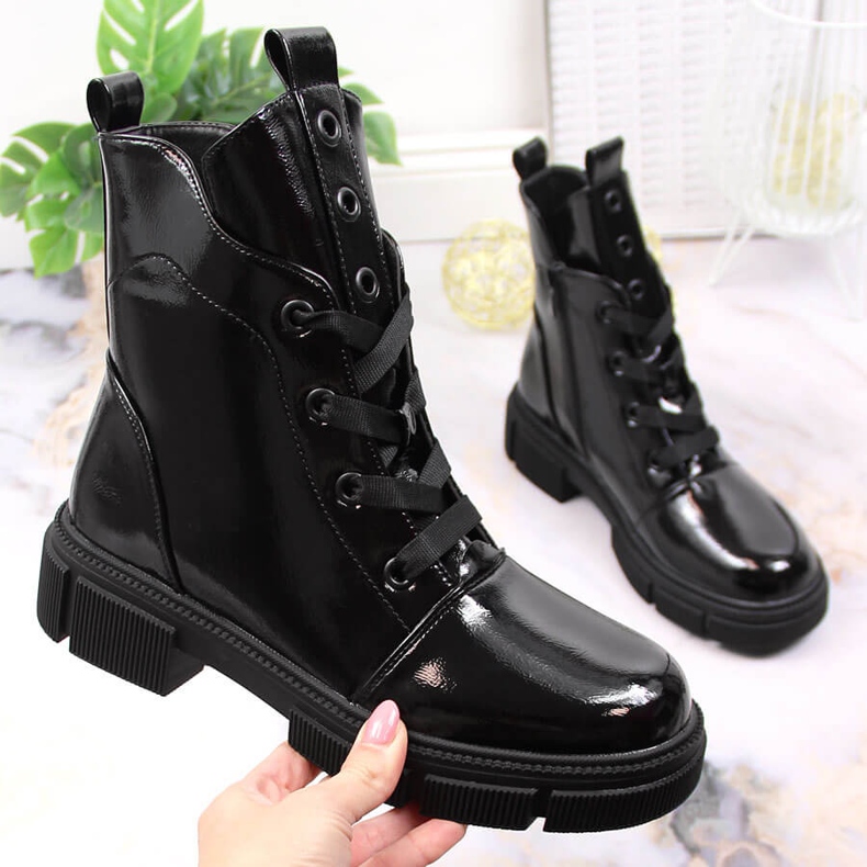 S.Barski Bottes laquées isolées noires par S. Barski le noir 1 S.Barski Bottes laquées isolées noires par S. Barski le noir 1