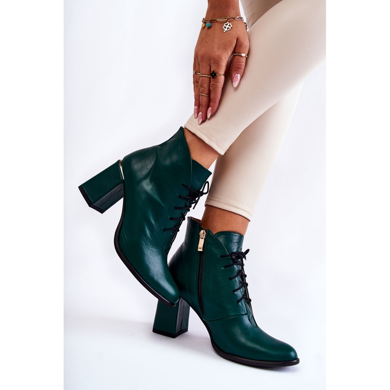 PA2 Bottes en cuir pour femmes sur un poteau vert 2