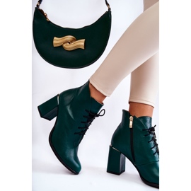 PA2 Bottes en cuir pour femmes sur un poteau vert 3