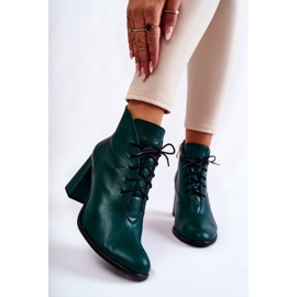 PA2 Bottes en cuir pour femmes sur un poteau vert 1