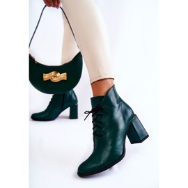 PA2 Bottes en cuir pour femmes sur un poteau vert 4