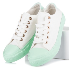 Baskets blanches sur la plate-forme verte 2