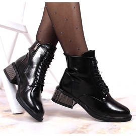Bottes pour femmes laquées avec un talon décoratif, isolées noir Filippo le noir 1