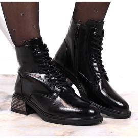 Bottes pour femmes laquées avec un talon décoratif, isolées noir Filippo le noir 2