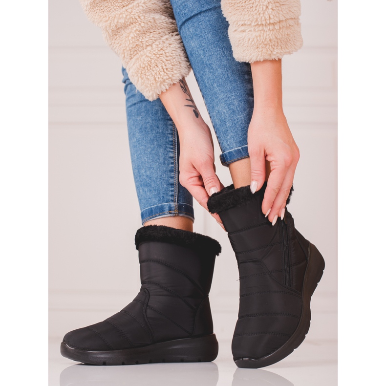 Bottes pour femmes Shelovet noires isolées avec de la fourrure 1