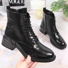 Bottes pour femmes laquées avec un talon décoratif, isolées noir Filippo le noir 4