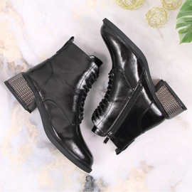 Bottes pour femmes laquées avec un talon décoratif, isolées noir Filippo le noir 6