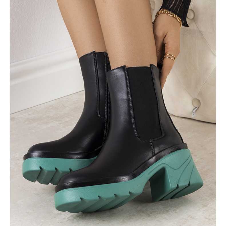 BM Bottes noires sur la plateforme Torrela bleue le noir 1